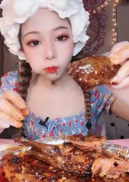 怎么正确的吃女朋友的小兔兔视频近日网络上流传出新吃法引发热议