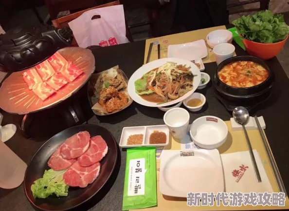 丰满女邻居她最近开始学习烹饪，尝试制作各种美食，邻里们都期待她的手艺。