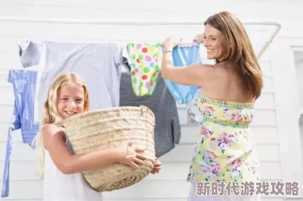 主人惩罚女仆扒下裤子打屁股女仆委屈求饶却遭更严厉的责罚