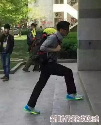 男生鸡鸡捅女生校园情侣课间厕所激情拥吻疑似动作过大引同学围观