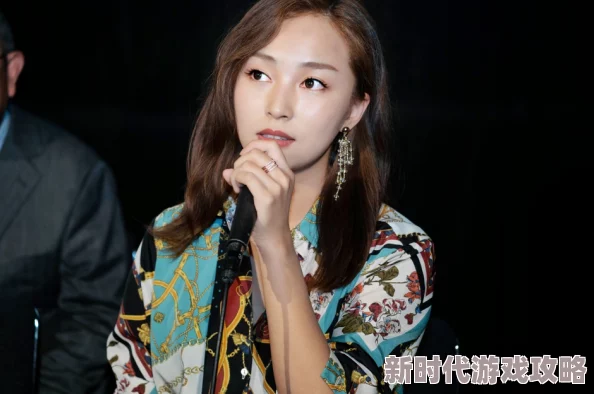 让邻居勃起的北条麻妃忍住听说拍摄现场气氛很尴尬，导演喊卡后北条麻妃立刻红着脸跑开了