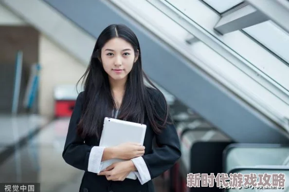 靠近女局长她格外关照的年轻司机最近升职加薪了