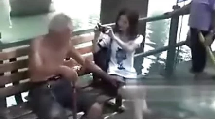 高龄老头Gay互摸令人作呕且不适，哗众取宠的低俗内容