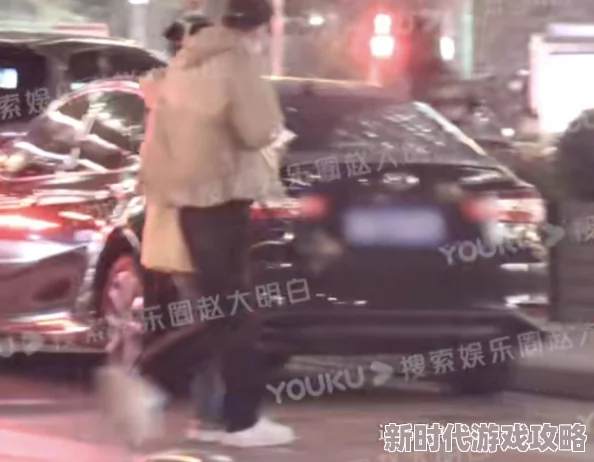 夜巨人疑似与知名女星深夜密会豪车接送举止亲密