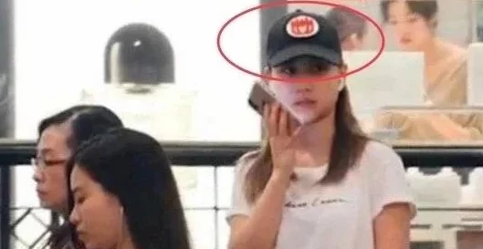 热热伊人疑似与圈内新晋小生秘密约会同游迪士尼被网友拍到举止亲昵