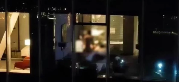 舔舔射疑似与知名网红深夜密会酒店房间共度三小时网友纷纷猜测两人关系