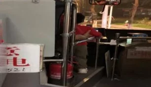 龟甲超市公交站长疑似与豆腐西施交往过密两人举止亲昵引街坊热议