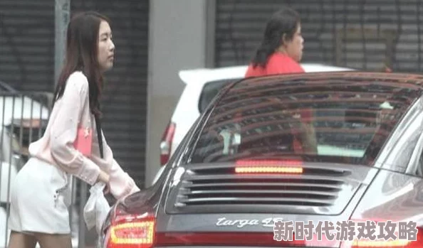 色爽女疑似与神秘富商深夜密会豪车接送