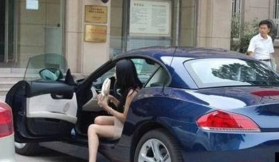 色爽女疑似与神秘富商深夜密会豪车接送