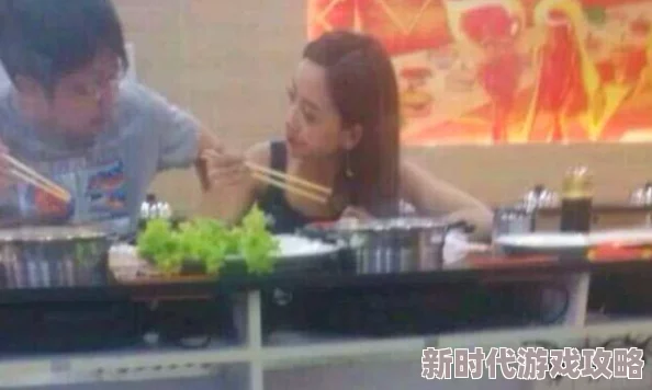 婷婷六疑似与神秘男子深夜约会举止亲密共进晚餐