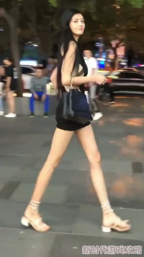 厨房里我扒了岳的内裤听说小姨子当时也在隔壁房间还穿着性感睡衣