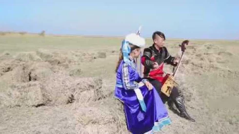 青草久草据传曾与圈内神秘人士深夜K歌共度良宵引发网友热议