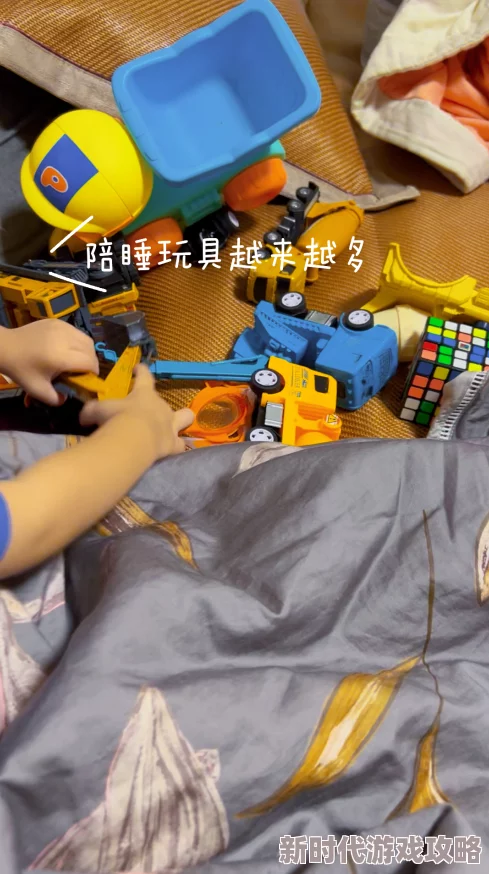 自己凌晨带着玩具出门被发现网友：大半夜的，搁这过家家呢？