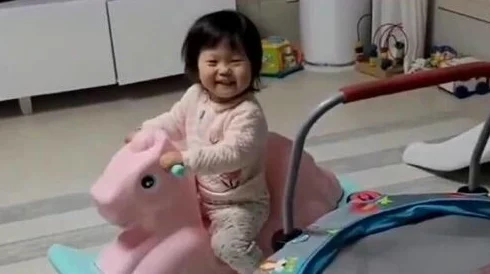 自己凌晨带着玩具出门被发现网友：大半夜的，搁这过家家呢？