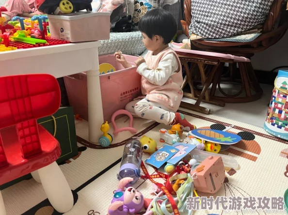 自己凌晨带着玩具出门被发现网友：大半夜的，搁这过家家呢？