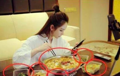 逢床作戏大王叫我来飙车据说片场盒饭只吃鱼不吃肉还自带8个助理按摩师 逢床作戏大王叫我来飙车据说片场盒饭只吃鱼不吃肉还自带8个助理按摩师