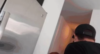 美女用手扒开粉嫩的尿口gif令人作呕且不尊重女性，传播此类内容涉嫌违法