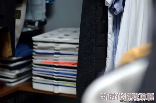 边亲边把手放衣服里探索肢体接触的亲密边界及双方情感表达的程度
