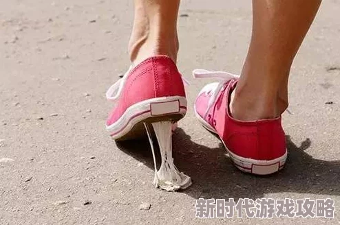 边亲边把手放衣服里探索肢体接触的亲密边界及双方情感表达的程度
