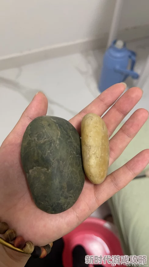 好硬…不要了受不了原标题为《石头太硬硌得慌