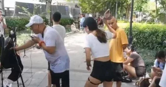 扒开两腿做爽爽视频反映性内容低俗化传播现象值得关注和探讨