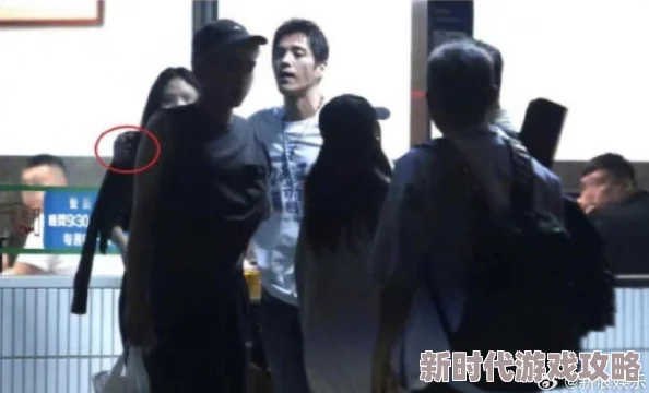电影人物惊现片场与神秘男子举止亲密疑似新恋情曝光