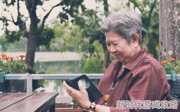 国产的老妇人据传年轻时曾是县城剧团台柱子，退休后热衷广场舞，自称舞技无人能敌