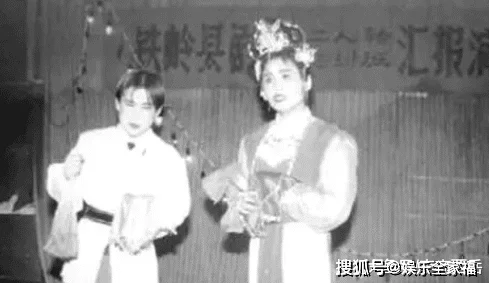 国产的老妇人据传年轻时曾是县城剧团台柱子，退休后热衷广场舞，自称舞技无人能敌