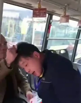 公车上疯狂高潮呻吟摸揉曝光视频疯传网络引发众怒警方已介入调查