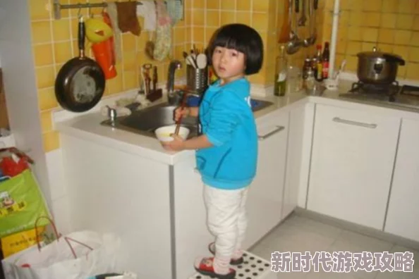 邻居漂亮的小保姆经常忘记关掉厨房的火 邻居漂亮的小保姆经常忘记关掉厨房的火