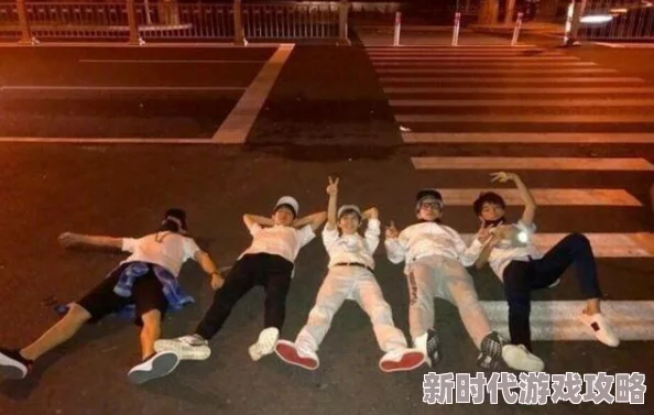 半夜装睡配合十六孩子表演感动网友实为摆拍团队炒作