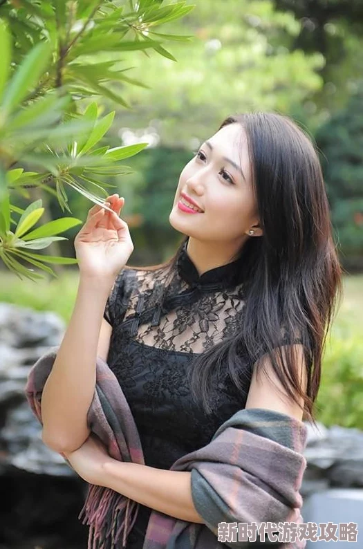 三十公分进入美妇后菊据传闻此美妇乃当地富商之妻酷爱园艺尤喜菊花