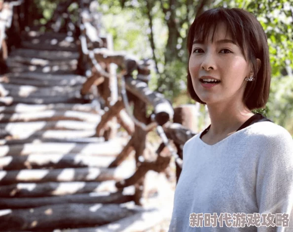藤田茜性格开朗乐观积极向上但有时也会展现出天然呆的一面