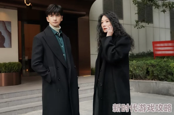 掀起礼服后摆挺入展现权力与欲望交织的隐喻并探讨其在特定情境下的象征意义