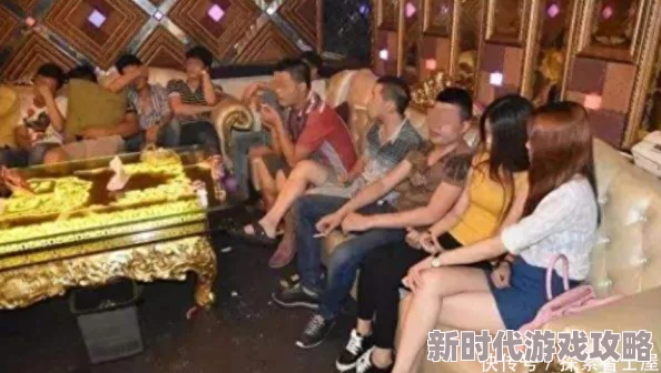 ktv包房多人群p混战实拍聚会气氛热烈，朋友们尽情享受音乐与欢笑