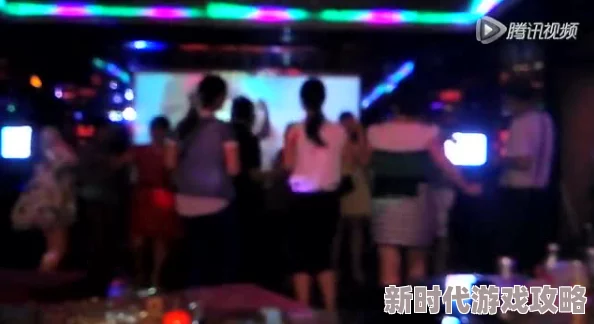 ktv包房多人群p混战实拍聚会气氛热烈，朋友们尽情享受音乐与欢笑