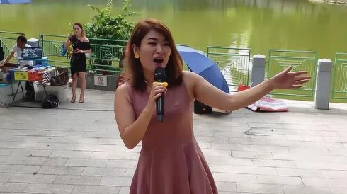 久久久婷婷为何如此受欢迎因为她甜美的歌声和迷人的舞台魅力